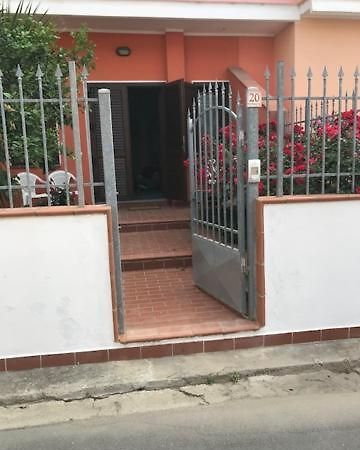 Bed and Breakfast Il roseto Assemini Esterno foto